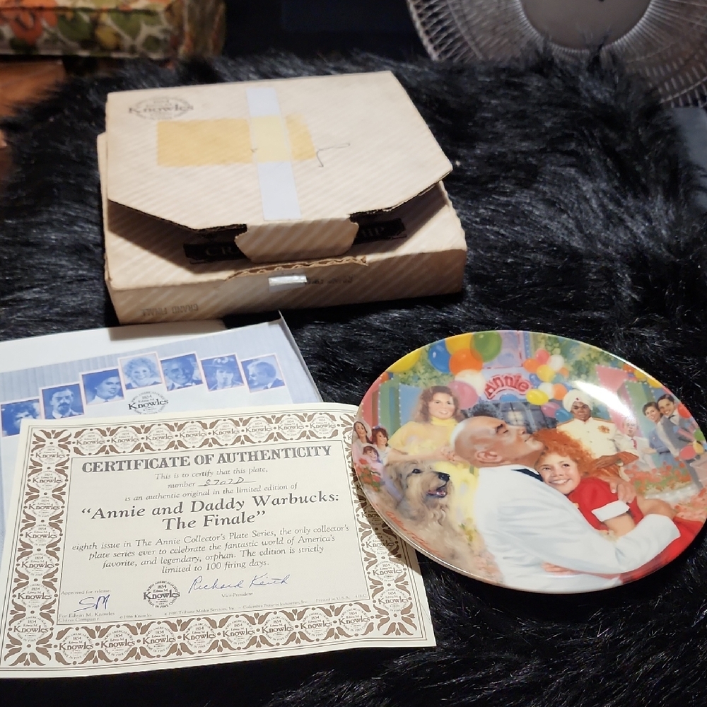 Annie and Daddy Warbucks THE FINALE -  Collector Plate.